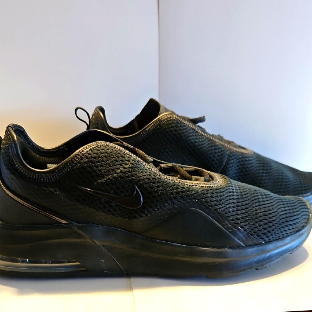 Nike Air Max Motion 2 - Size 8.5